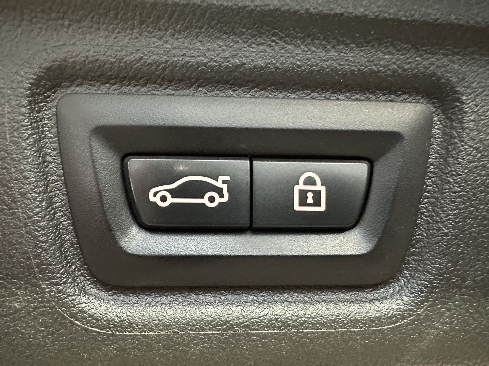 Fahrzeugabbildung BMW 330e Touring xDrive M-Sport NAV+LASER+PANO+HUD