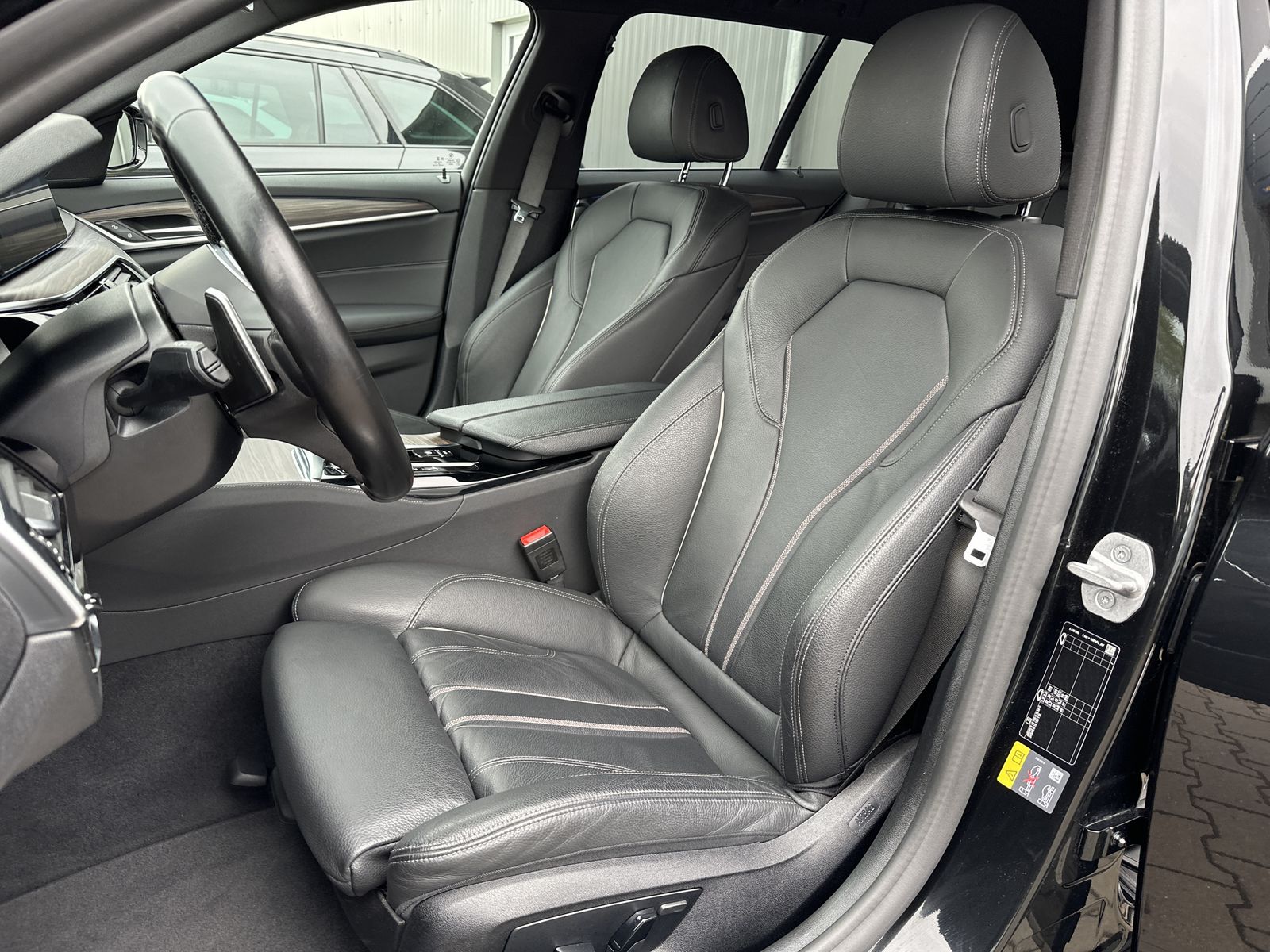 Fahrzeugabbildung BMW 530e Touring M-Sport NAV+LASER+AHK+HEAD-UP+18ZO