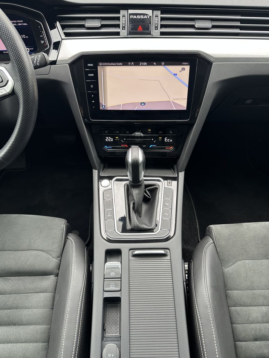 Fahrzeugabbildung Volkswagen Passat Variant GTE+NAV+LED+ACC+PANO+HUD+VCOCKPIT