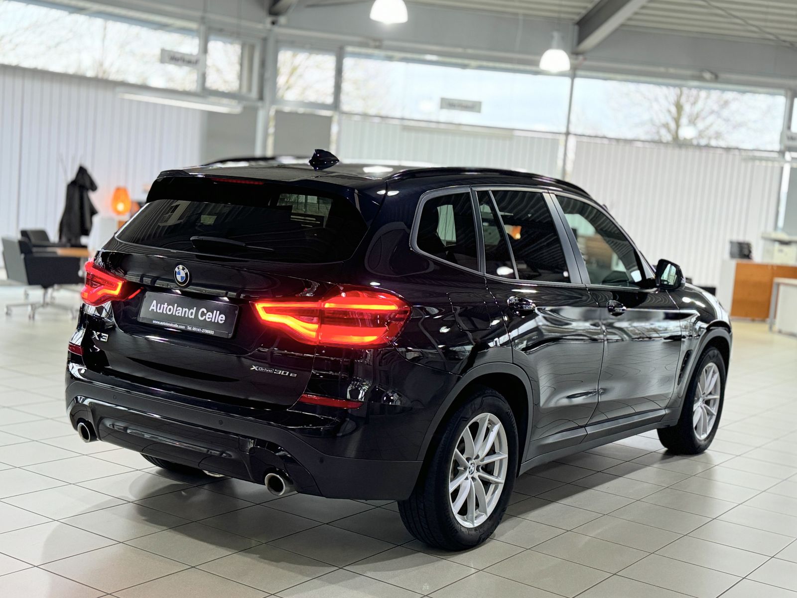 Fahrzeugabbildung BMW X3 xD30e HUD DAB HiFi PDC Alarm AHK LED Sport