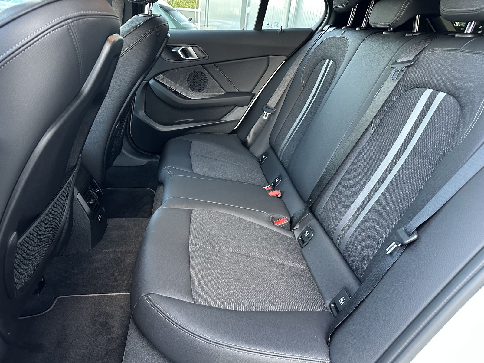 Fahrzeugabbildung BMW 118i 5-Türer Aut. Sport-Line NAV+LED+HIFI+17ZOLL