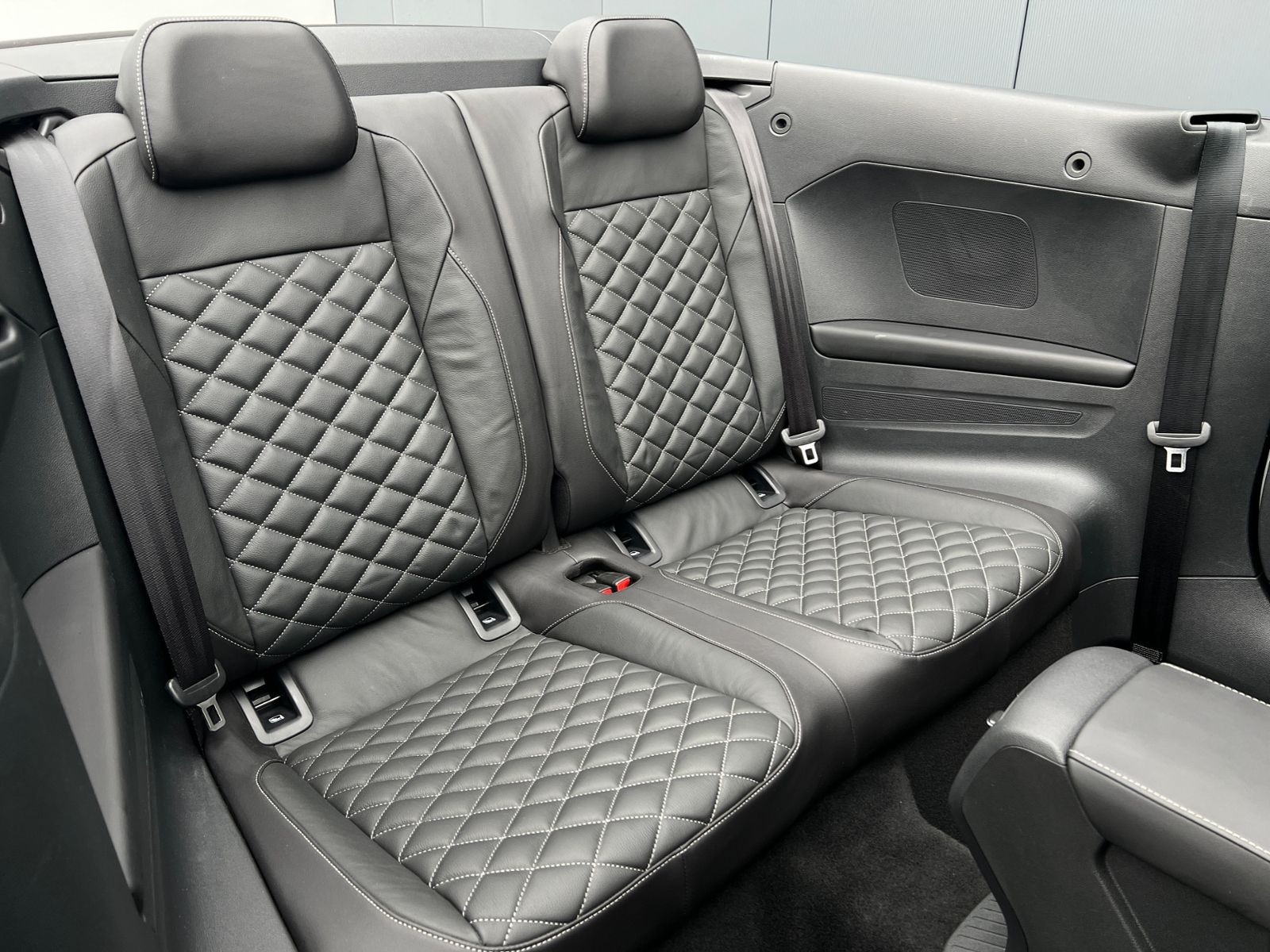 Fahrzeugabbildung Volkswagen T-Roc Cabriolet R-Line 1.5 TSI DSG *AHK, LED, Bl