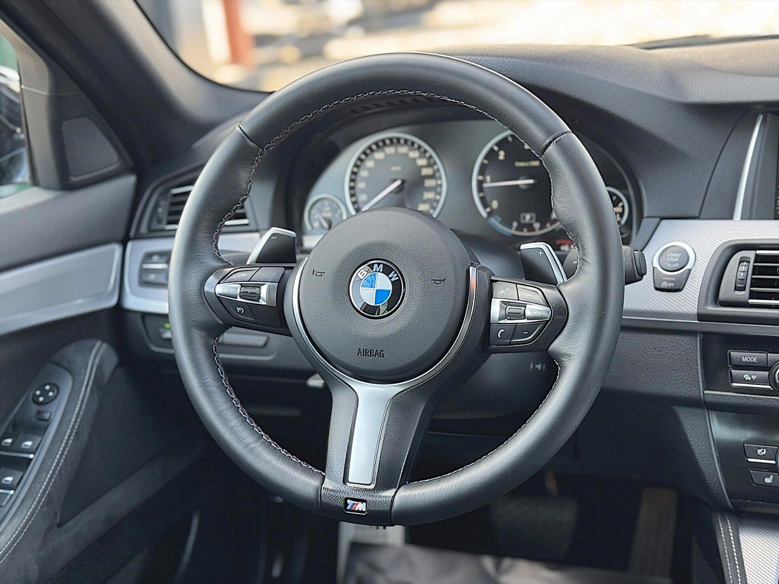 Fahrzeugabbildung BMW 520d xDrive M-Sport Shadow *LED*Head Up*Kamera*