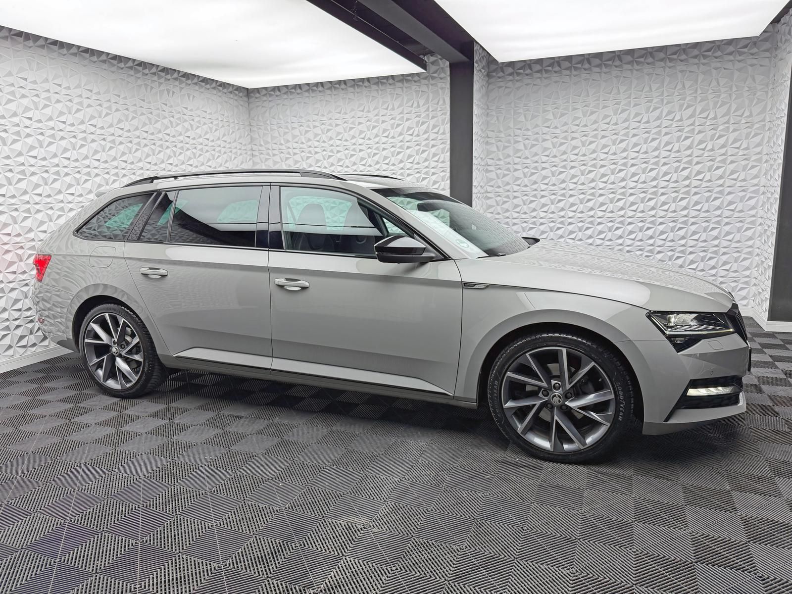 Fahrzeugabbildung SKODA SPORTLINE 2.0 TSI/BLACK/PANO/DCC/CANTON/360°/DAB