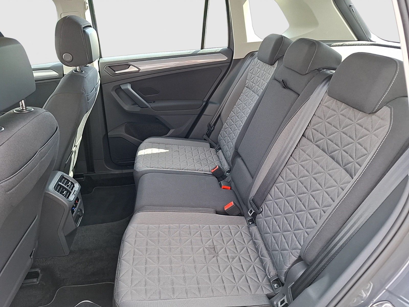 Fahrzeugabbildung Volkswagen Tiguan TDI Life DSG 4M LED AHK Navi ACC Park-Ass
