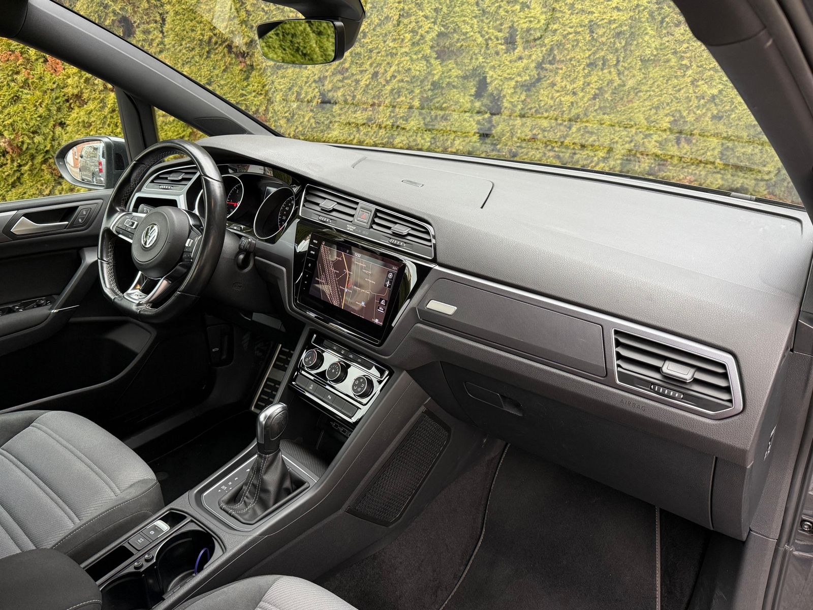 Fahrzeugabbildung Volkswagen Touran 2.0 TDI DSG R-Line LED+NAV+ACC+CARPLAY+