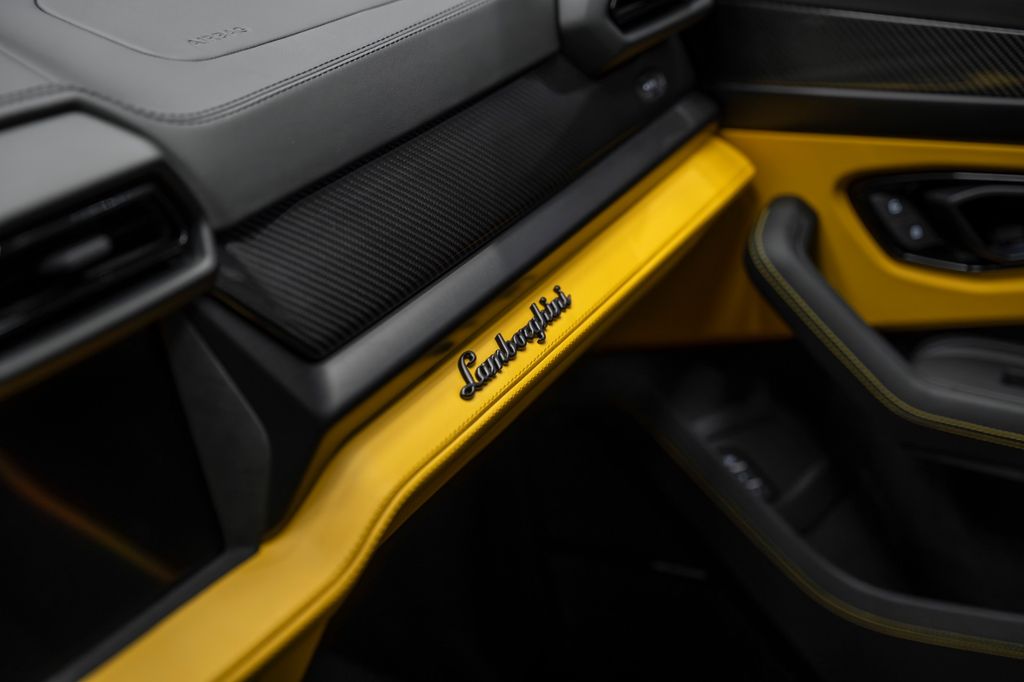 Urus 4.0 V8 SE YELLOW/BLACK YELLOW PANO B&O - Bild 24