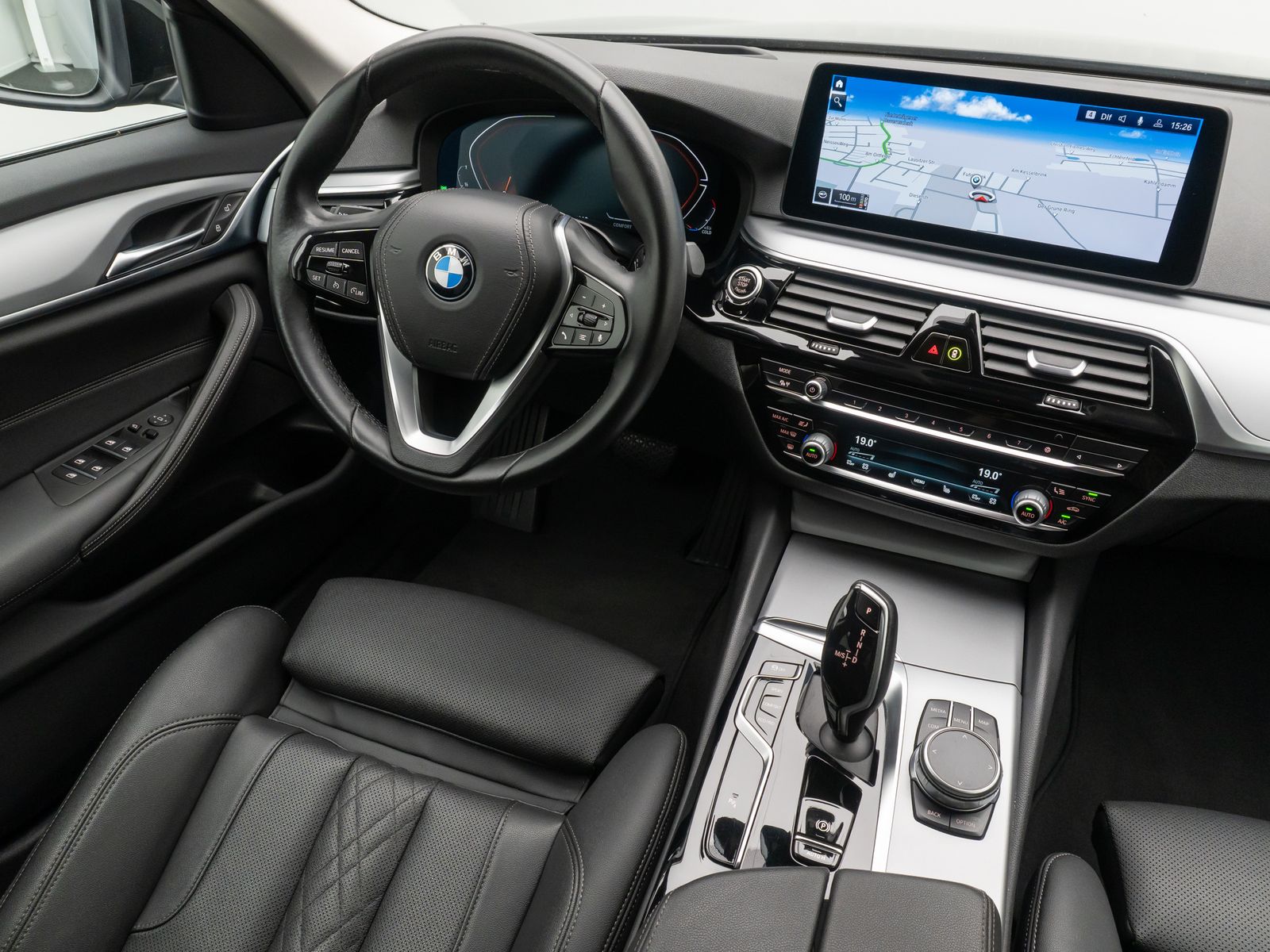 Fahrzeugabbildung BMW 520d xD Kamera HUD DAB Alarm Sport Fernlichtassi