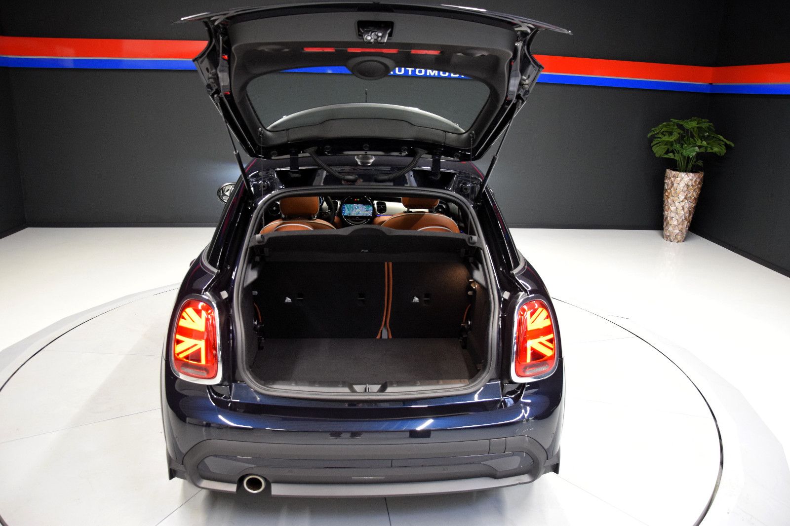 Fahrzeugabbildung MINI Cooper MINI Yours Trim Steptronic Pano Leder HuD