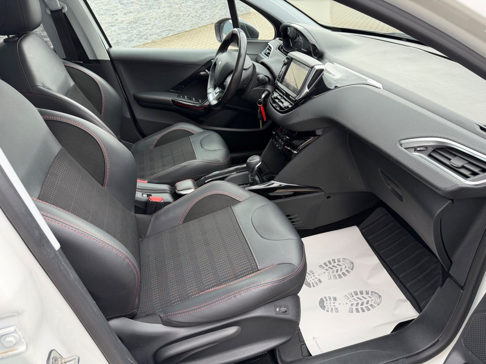 Fahrzeugabbildung Peugeot 2008 GT Line°Automatik°AHK°Pano°Kamera°Leder°