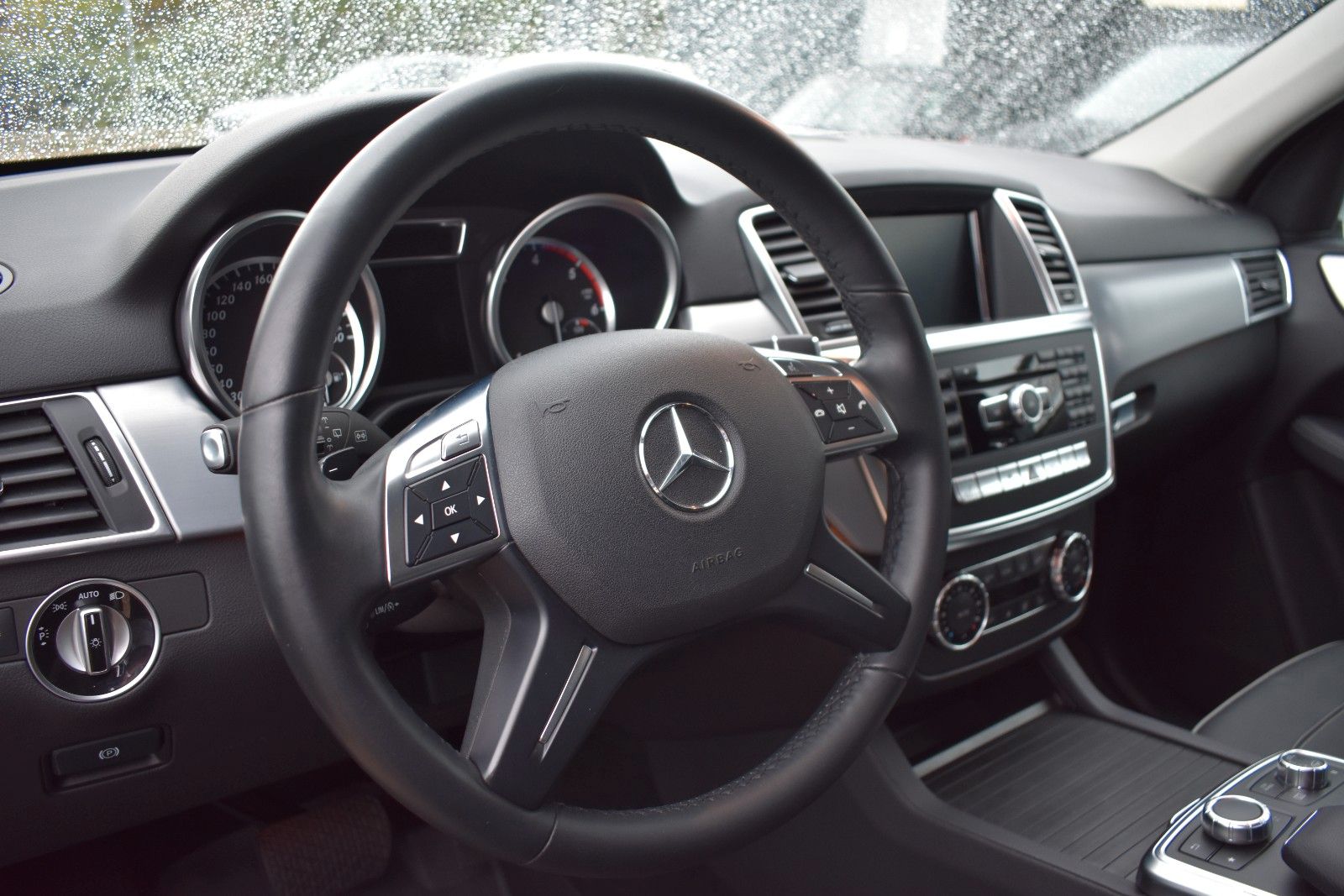 Fahrzeugabbildung Mercedes-Benz ML 350 CDI BlueTec 4Matic AHK/PANO/DISTRONIC