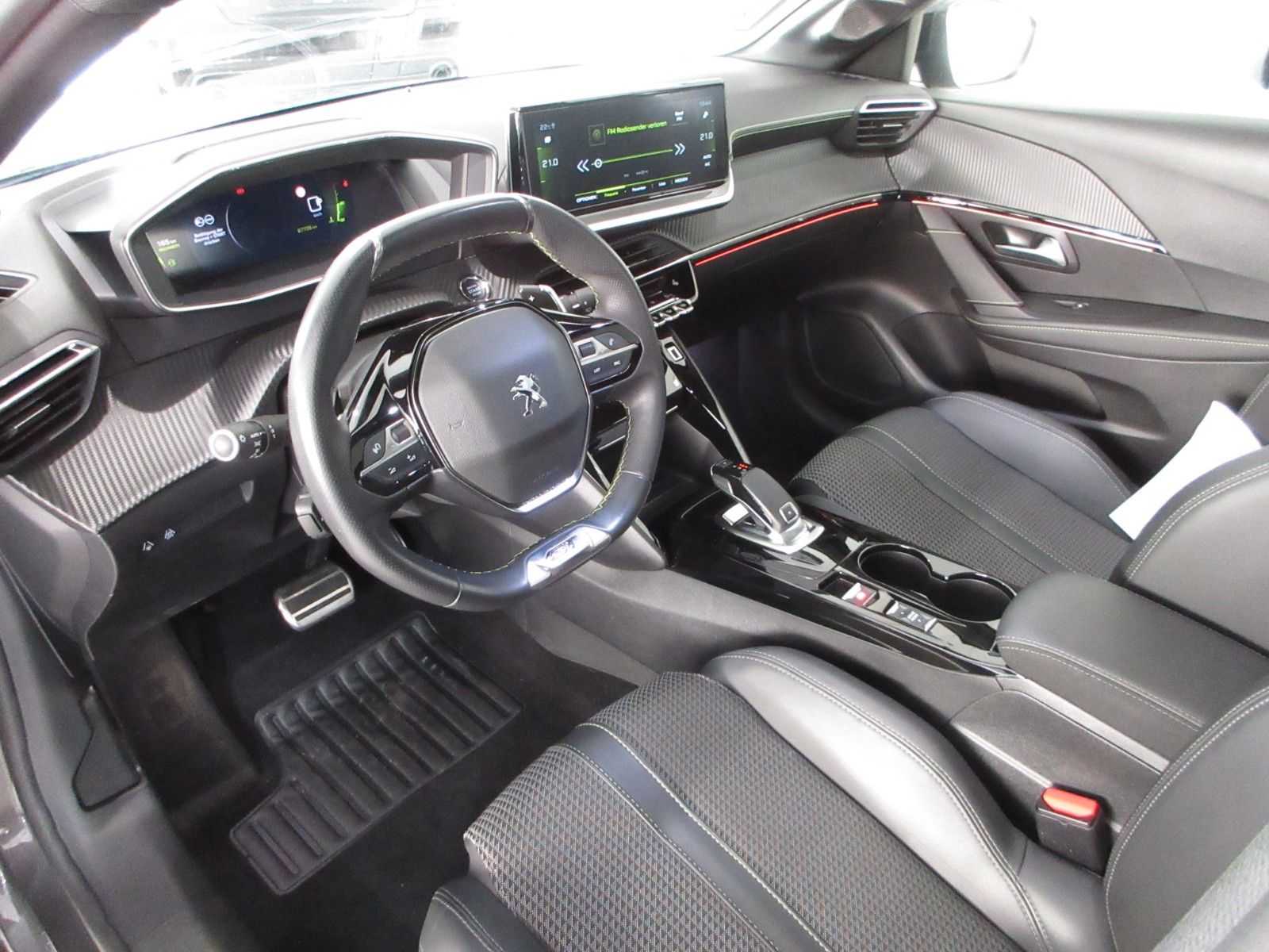 Fahrzeugabbildung Peugeot 208 1.2T GT  LED/NAVI/SHZ/PANO/HEAD/CAM/PDC/17"