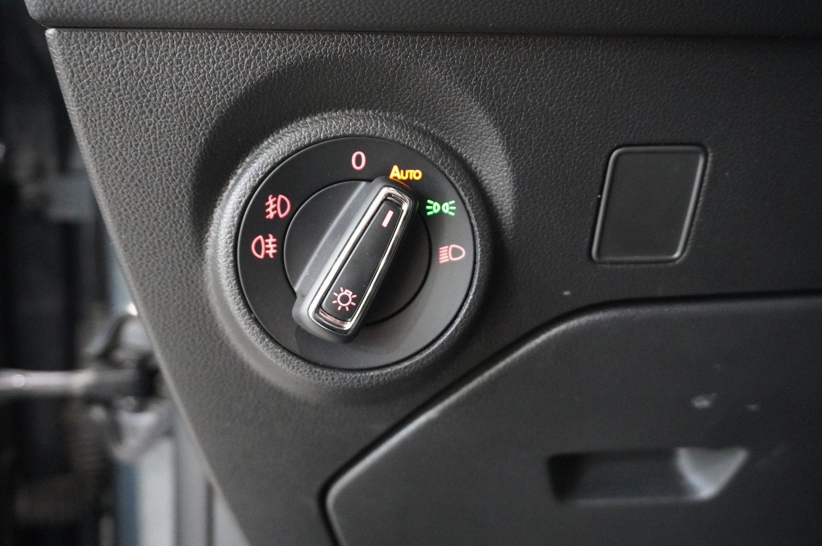 Fahrzeugabbildung SEAT Leon ST 1.6 TDI STYLE DSG NAVI/LED/KAMERA/SH/AHK