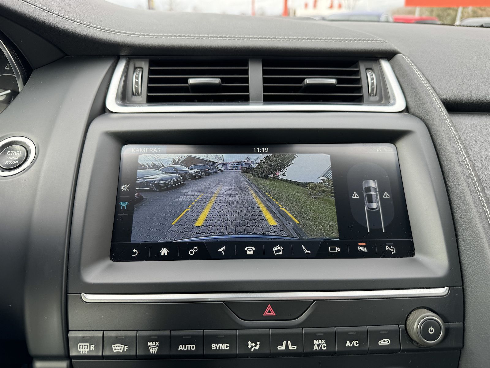 Fahrzeugabbildung Jaguar E-Pace P250 R-Dynamic Black LED/Nav/VZE/Spur/ACC