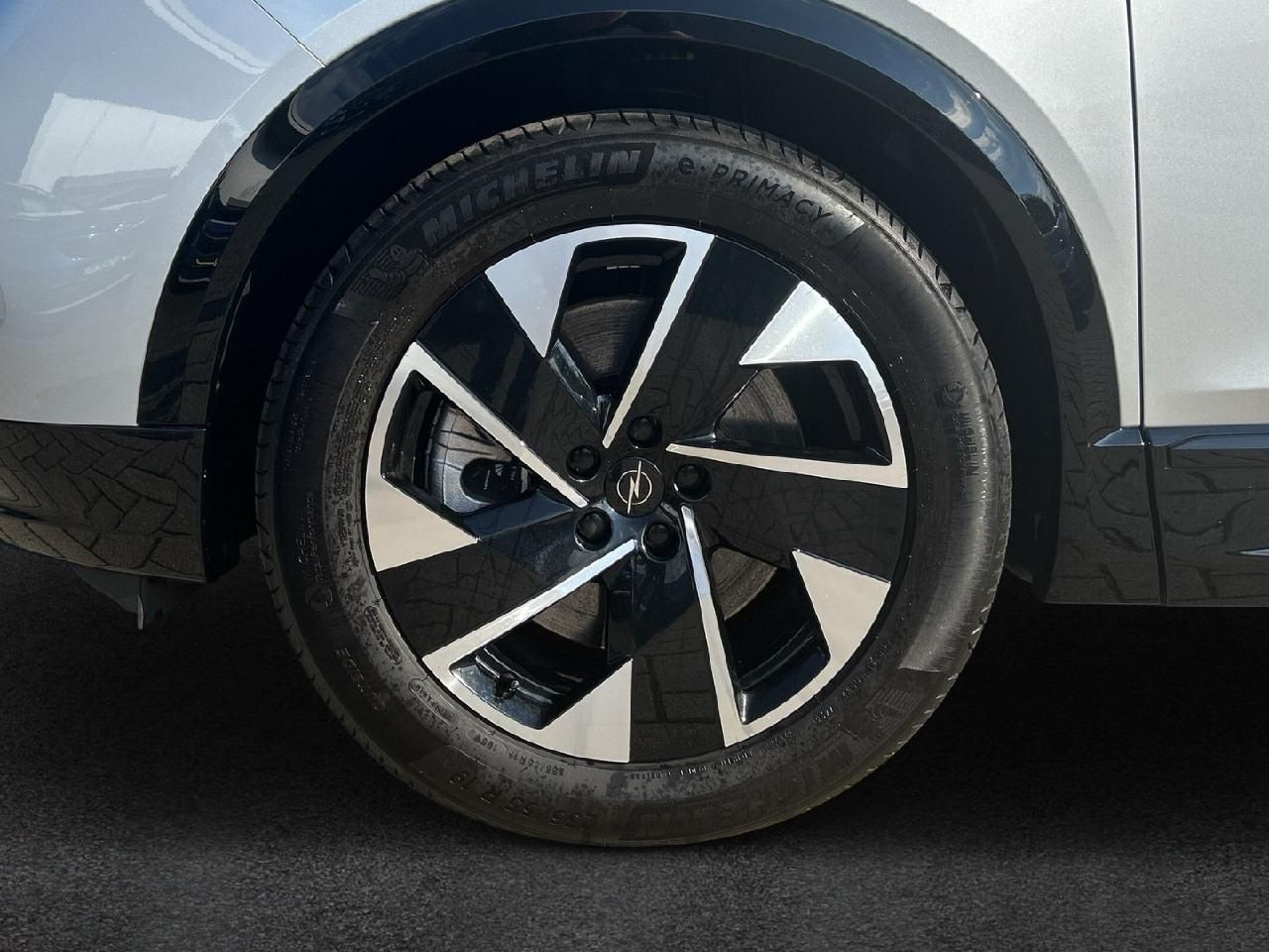 Fahrzeugabbildung Opel Grandland Electric 82 KWh - 157 kW GS