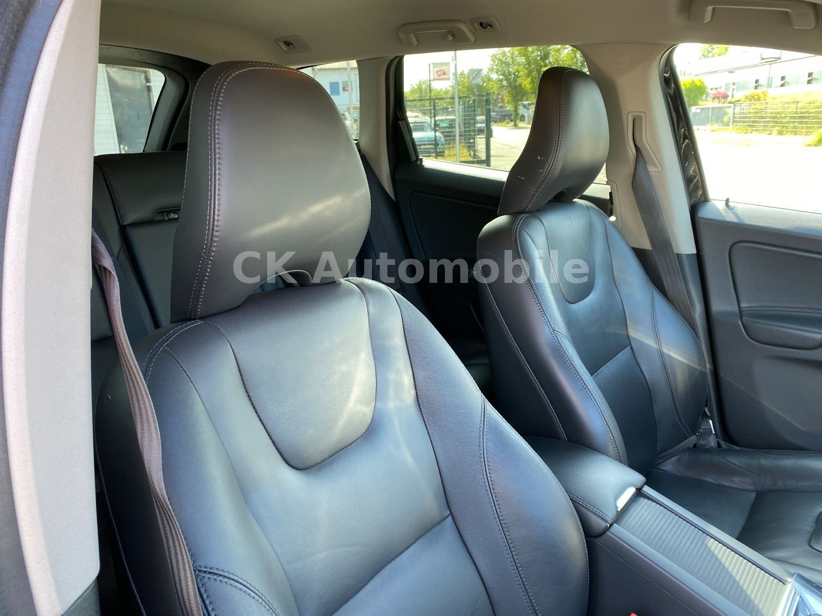 Fahrzeugabbildung Volvo XC60 D3 Summum 2WD/Navi/Leder/Bi-Xenon/PDC/AHK