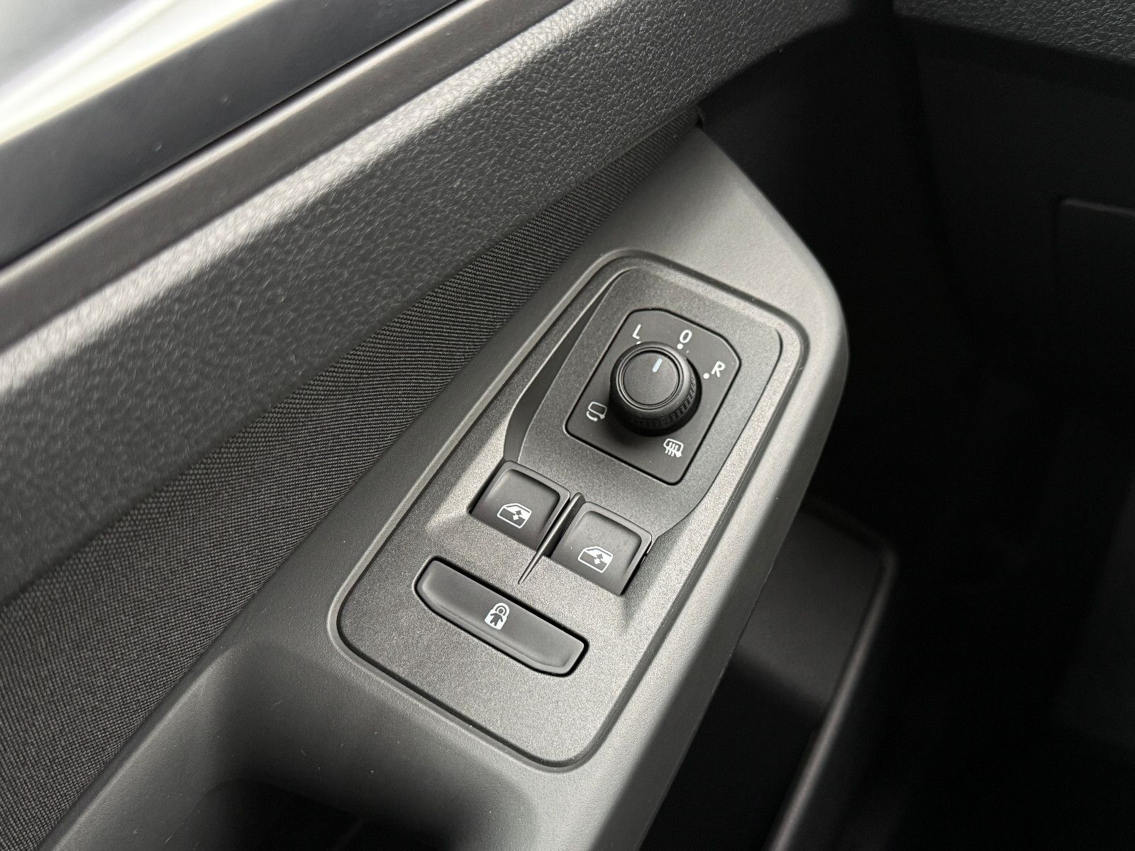 Fahrzeugabbildung Volkswagen Caddy Edition Maxi 7-Sitzer ACC AHK LED Pano Kam