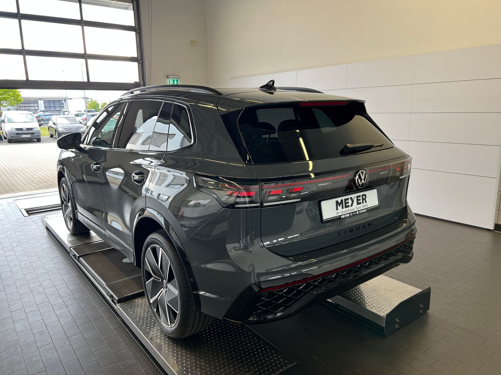 Fahrzeugabbildung Volkswagen Tiguan  R-Line 2.0 TDI DSG 4MOTION *AHK, Navi, P