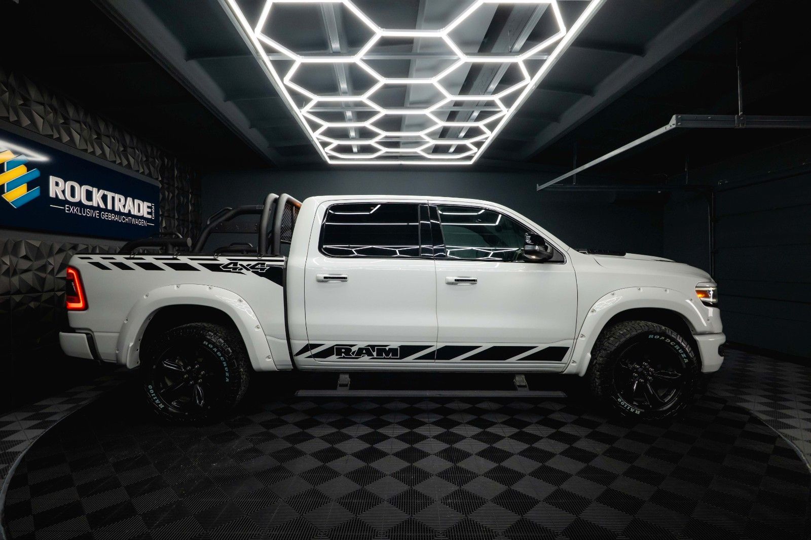 Fahrzeugabbildung Dodge RAM 5.7 V8 HEMI LIMITED Offroad Night-Paket *LED