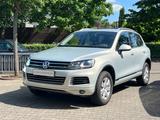 Volkswagen Touareg V6 BMT*Bi-xenon*55.800*Arzt*1.Hd*Unfallf - Volkswagen Touareg in Mainz