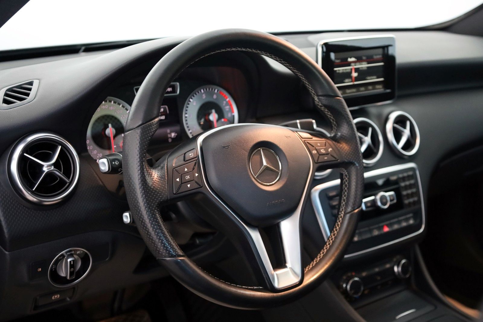 Fahrzeugabbildung Mercedes-Benz A 180 Urban T.Leder,Navi,Xenon,Panorama,SH,PDC