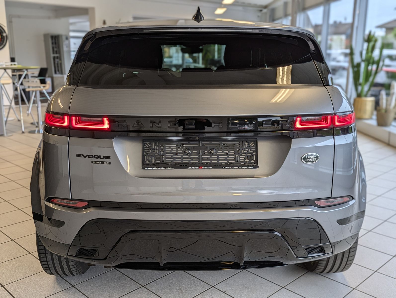 LAND ROVER Range Rover Evoque D180 R-Dynamic SE Pano HUD 20 - Image 6