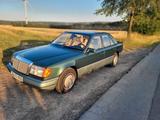 Mercedes-Benz E 220 - Mercedes-Benz E 220 mit Benzin-Antrieb: Limousine, Automatik