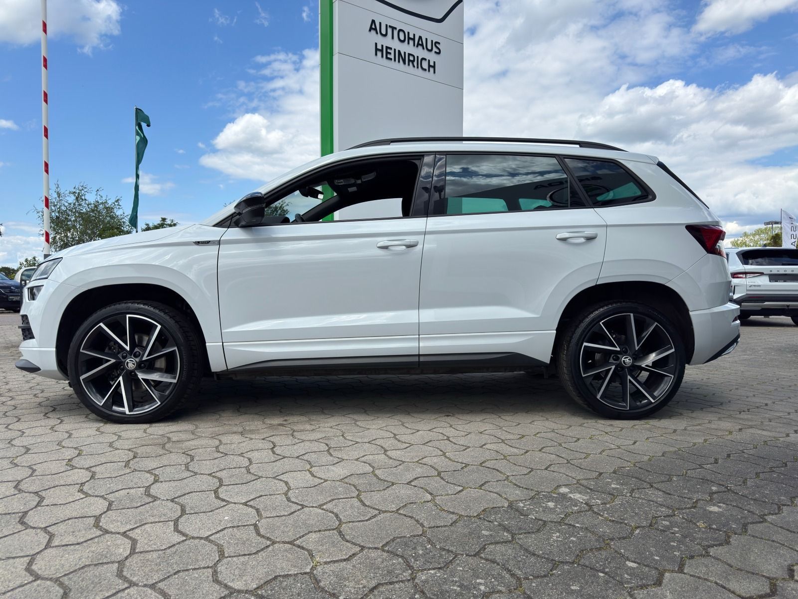 Fahrzeugabbildung SKODA Karoq Sportline 1.5TSI DSG*RFK*AHK*SideAss*eHeck