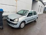Renault Clio - Renault Clio aus 2004 mit Diesel-Antrieb