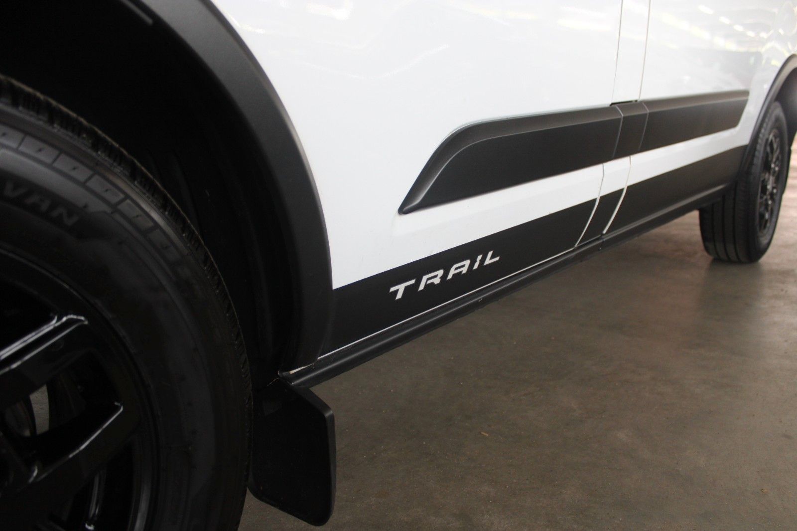 Fahrzeugabbildung Ford Transit Custom TRAIL AHK Bott Einrichtung Leder