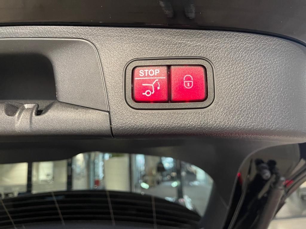 Fahrzeugabbildung Mercedes-Benz GLA 180 AMG AHK Pano LED KeyLess SHZ Sport Navi