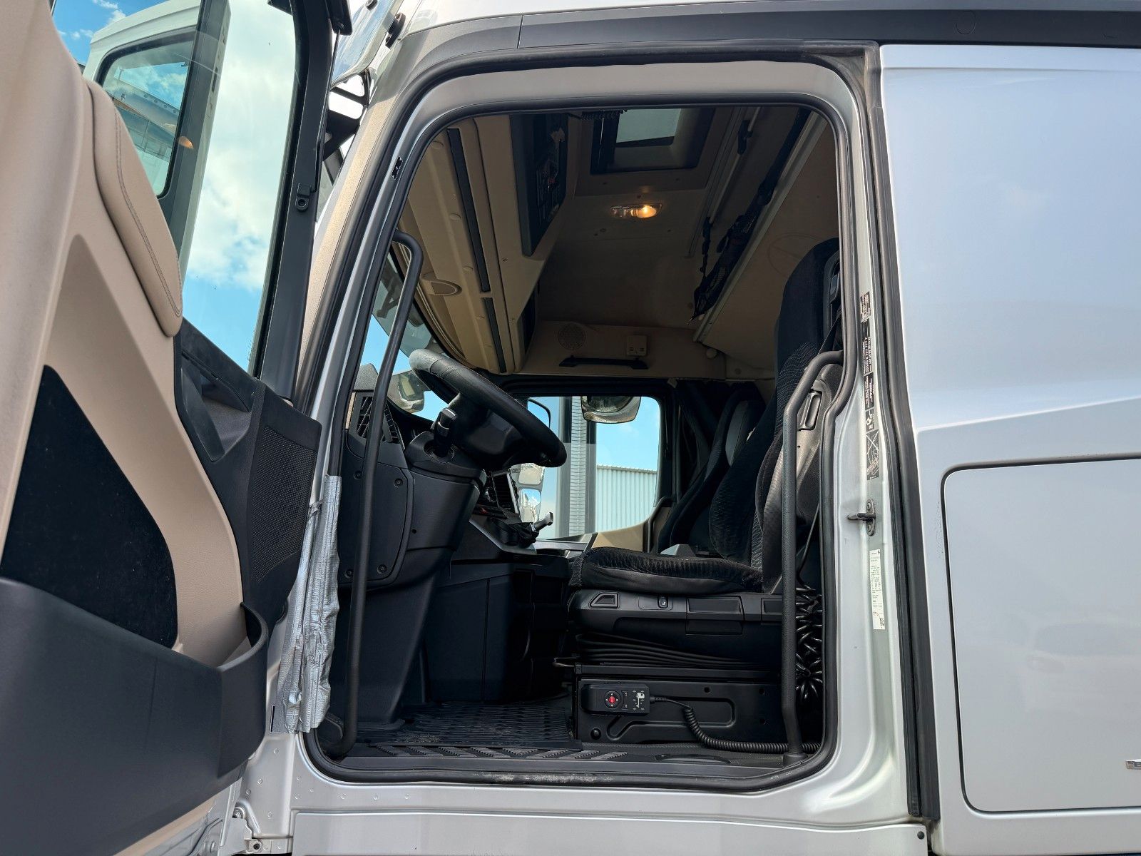 Fahrzeugabbildung Mercedes-Benz Actros 2545 L 6x2 Retarder Schiebeverdeck