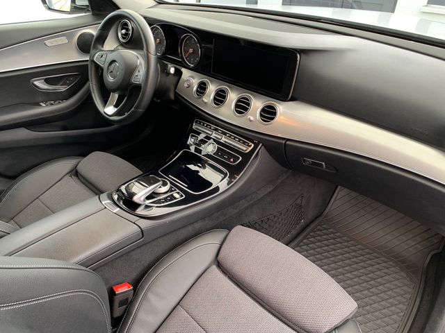 Fahrzeugabbildung Mercedes-Benz E 220  Td Avantgarde+LED+Comand+Spur+Kamera+AHK