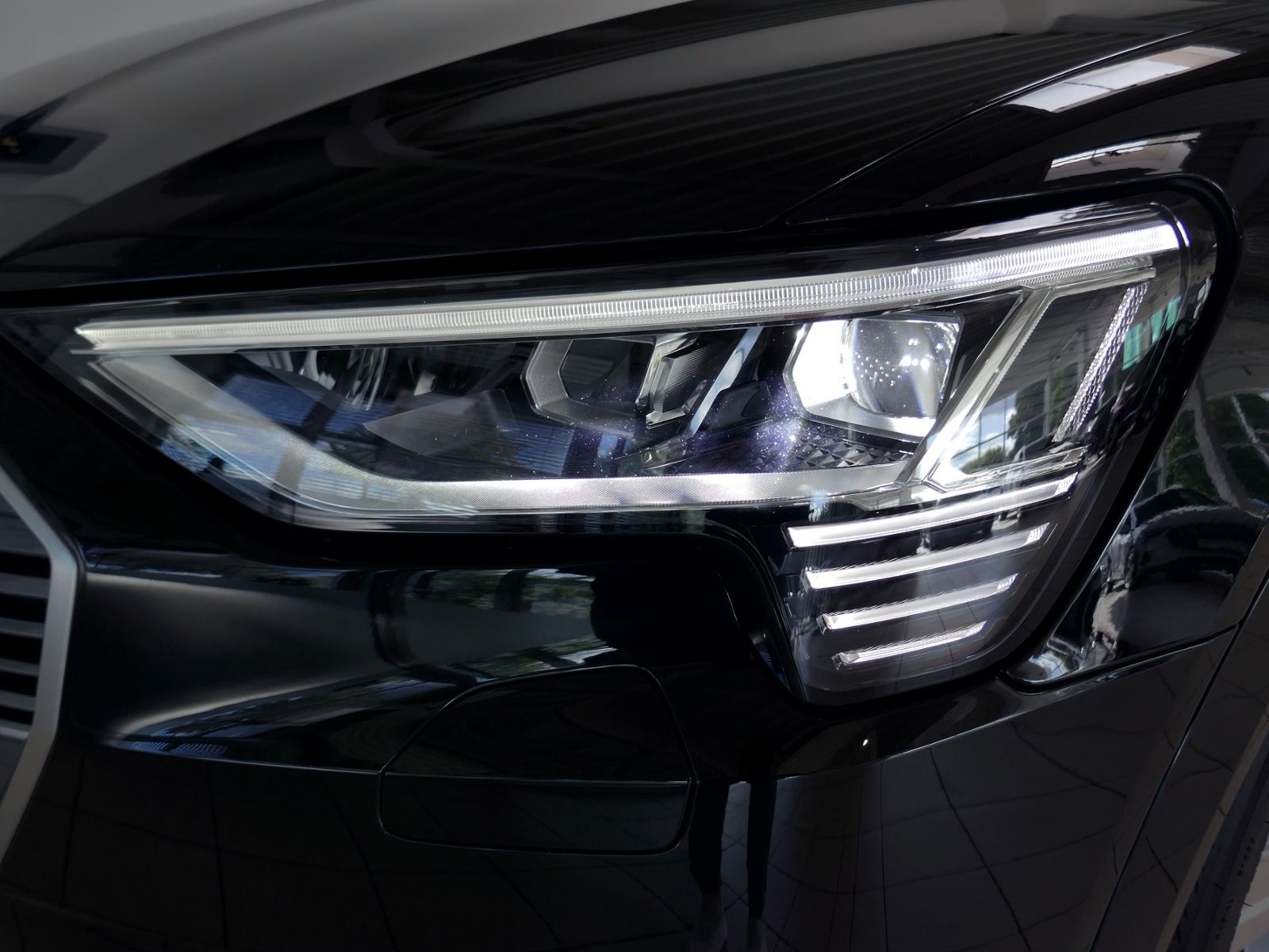 Fahrzeugabbildung Audi e-tron advanced 55 quattro 300kW | LED RFK CCS