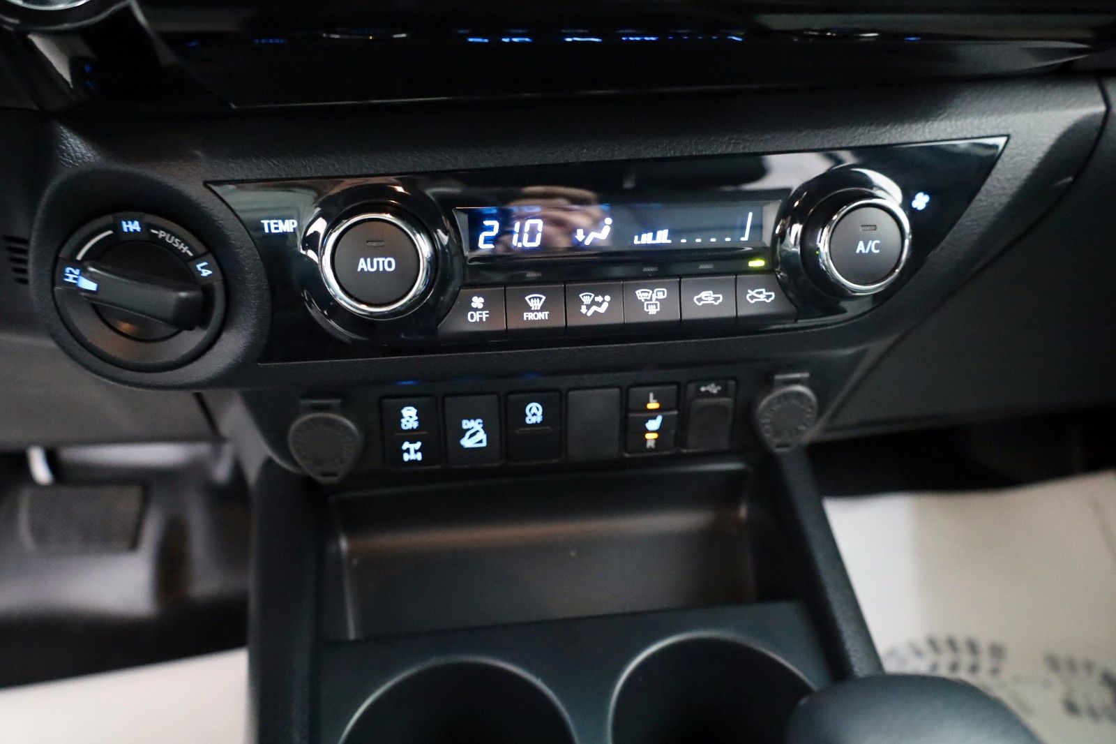 Fahrzeugabbildung Toyota Hilux Double Cab Invincible,Leder,Navi,Rollo,AHK