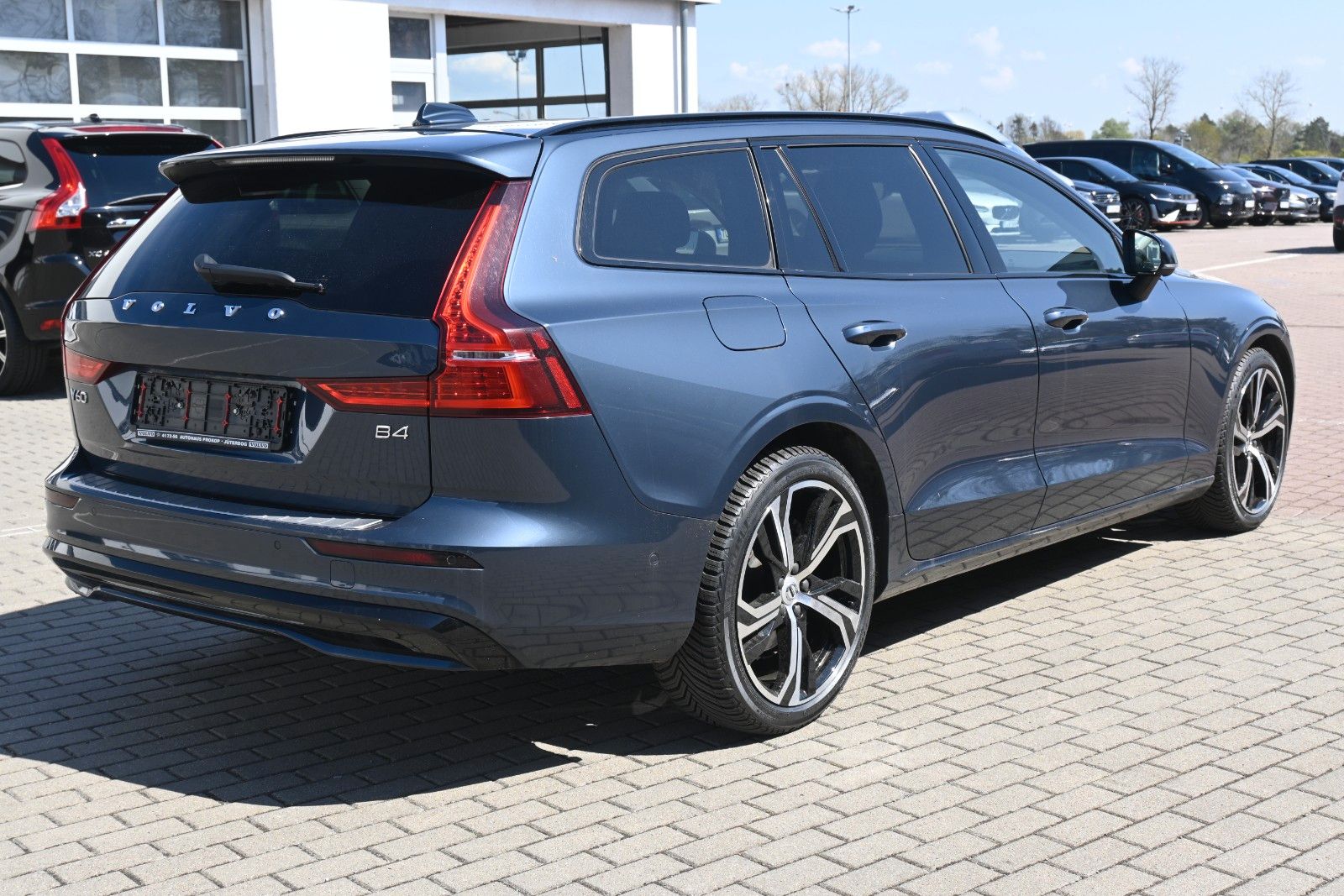 Fahrzeugabbildung Volvo V60 B4  Diesel Plus Dark *H&K*LED*360*LED*FSHZG
