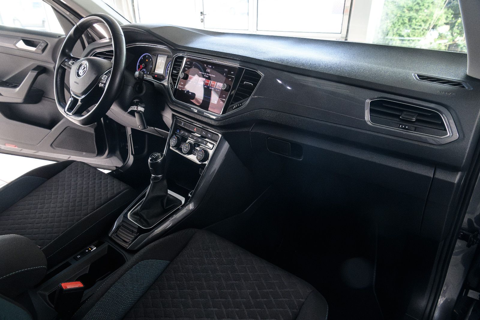 Fahrzeugabbildung Volkswagen T-Roc IQ.DRIVE+AHK+GJR+NAVI+PANORAMA+EL.HECKKLAP