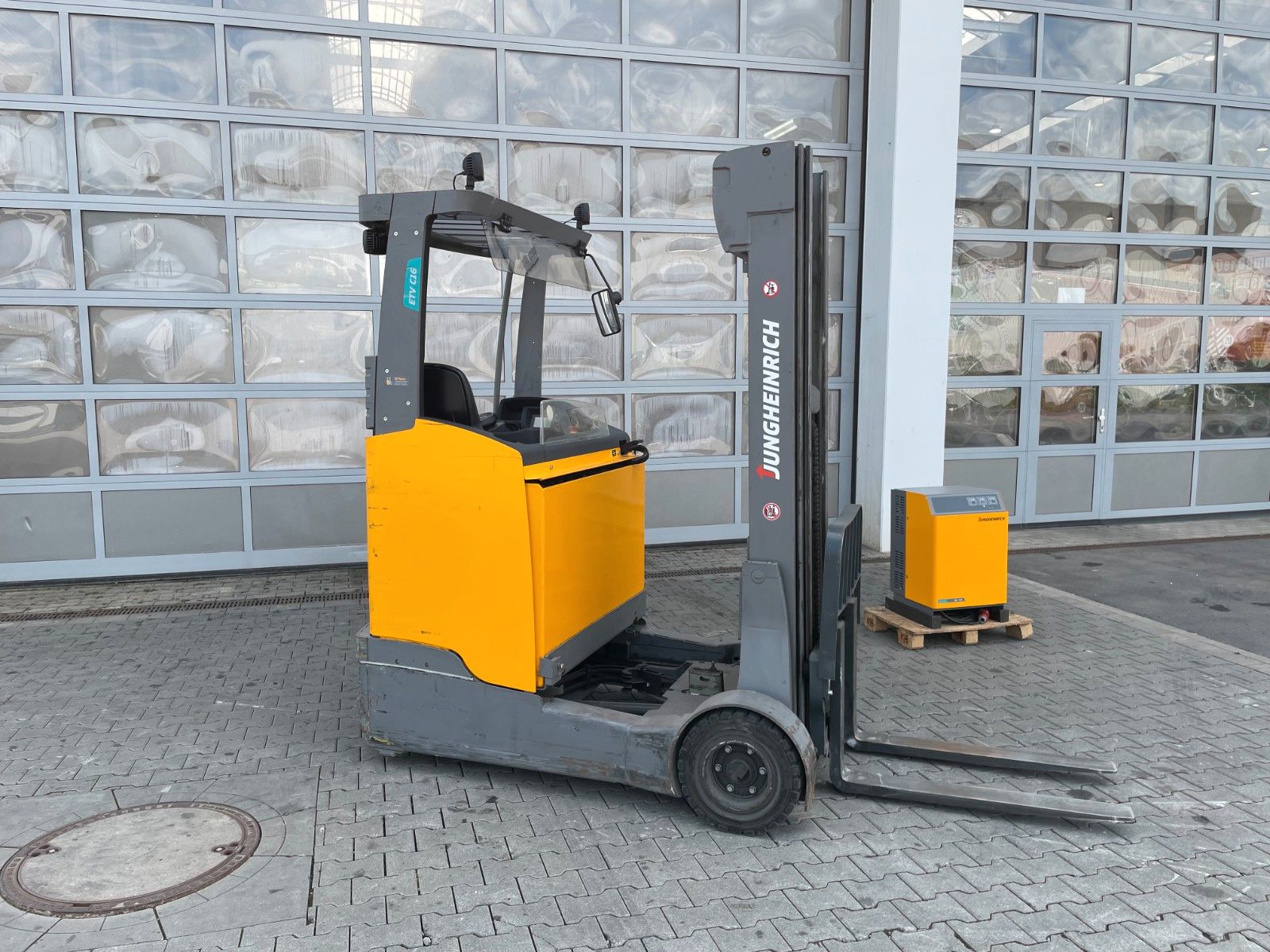 Fahrzeugabbildung Jungheinrich ETV C16 / Triplex 5.72m / SS / nur 3.112h / 2016