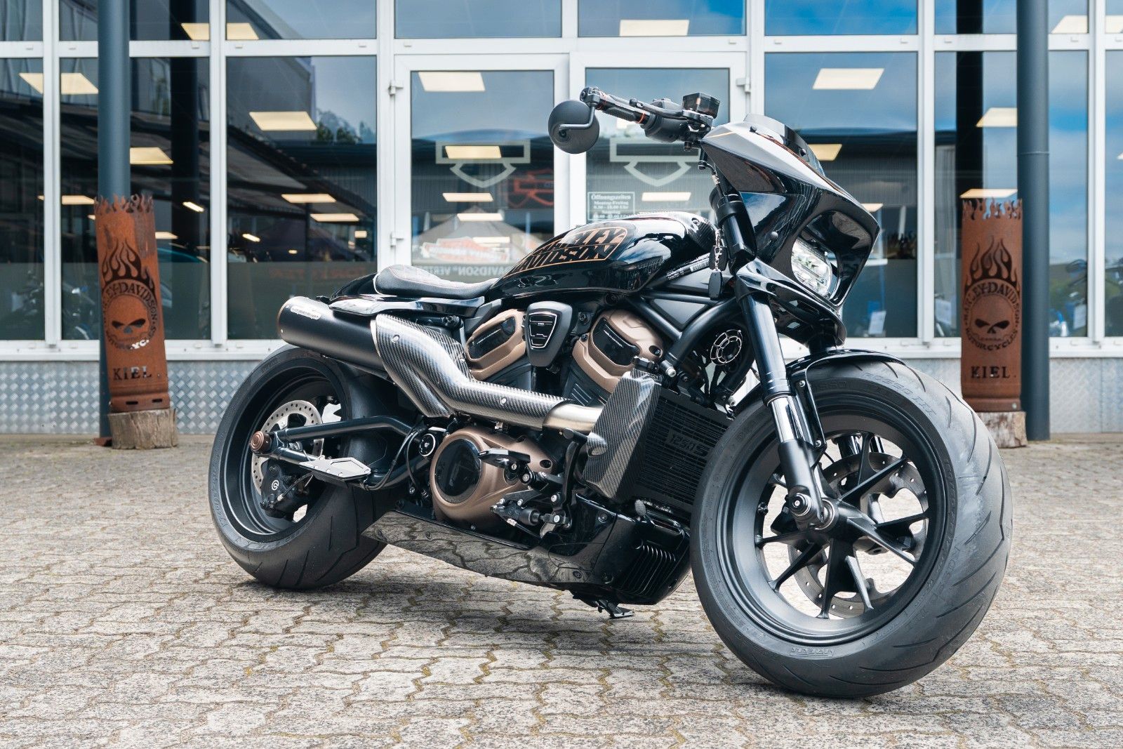 Fahrzeugabbildung Harley-Davidson Sportster S RH1250S - Jekill & Hyde 240er Umbau