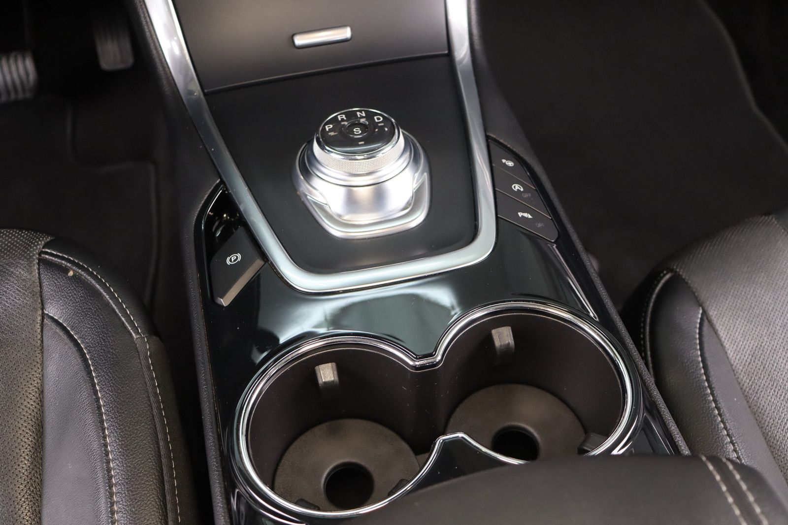 Fahrzeugabbildung Ford S-MAX * Massage * RFK * Pano Titanium