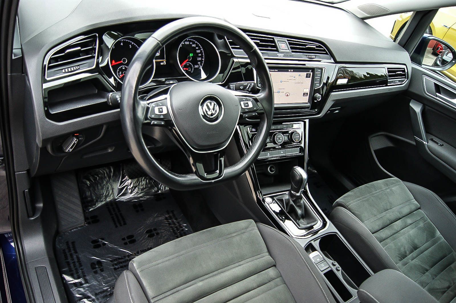 Fahrzeugabbildung Volkswagen Touran 14TSI Highline DSG PANORAMA STDHZG 7SITZE