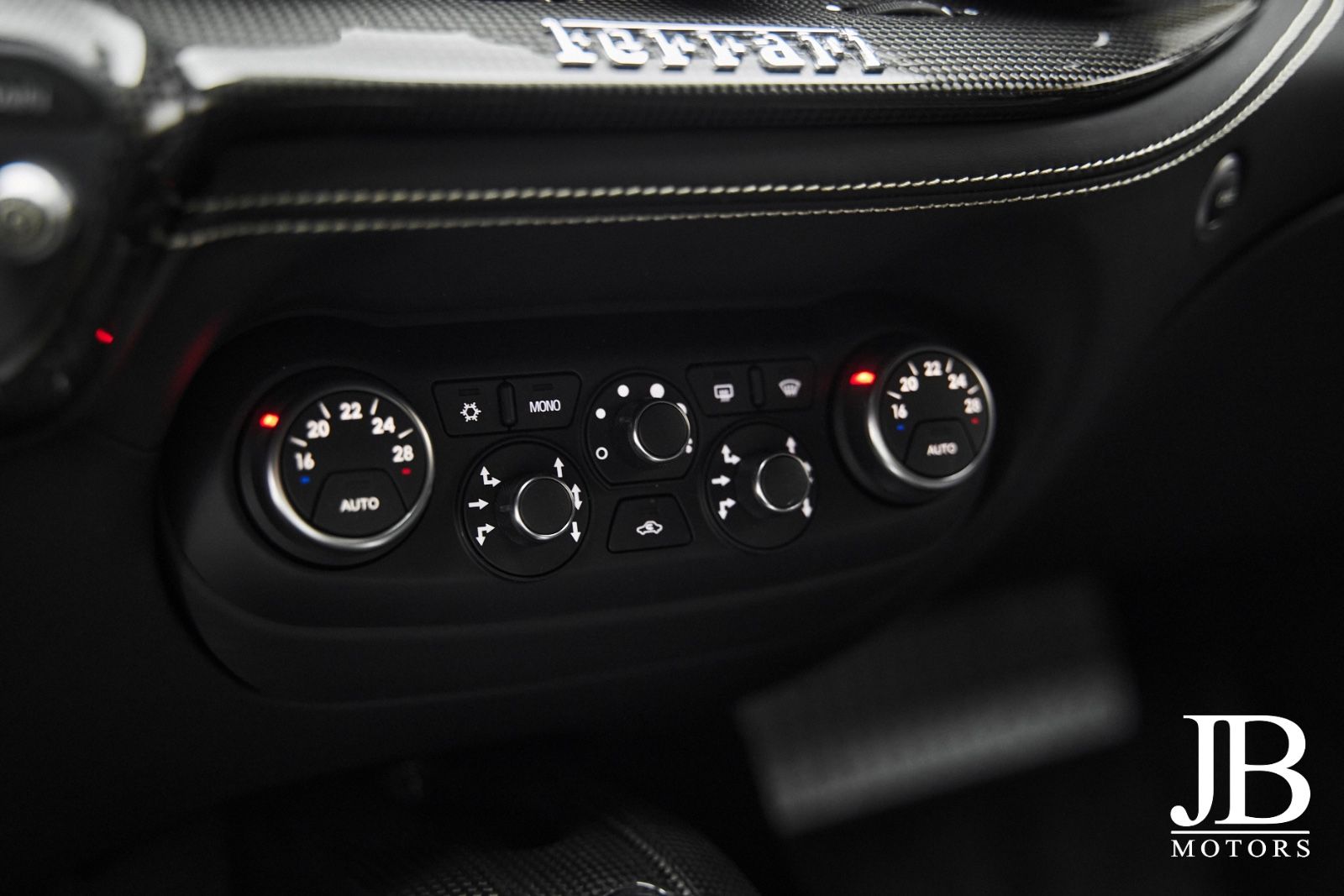 Fahrzeugabbildung Ferrari F12 Carbon Lift LED JBL Kamera Electric Seats