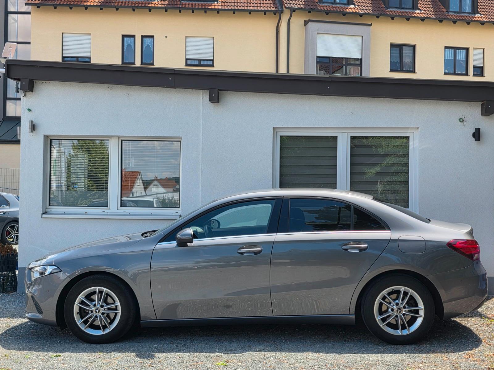 Mercedes-Benz A 180 d Limousine Style *Navi*Ambiente*PDC*SHZ