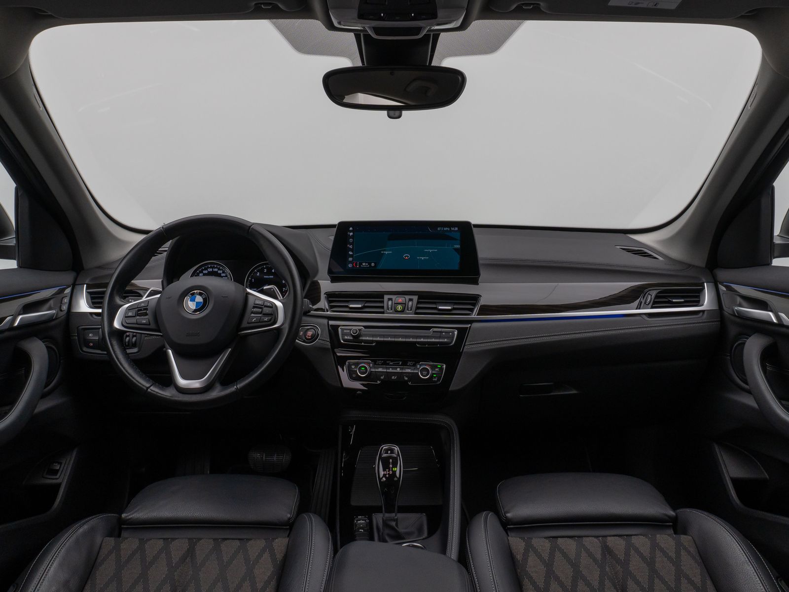 Fahrzeugabbildung BMW X1 sD20i xLine Kamera HUD DAB HiFi AHK Sport 18"