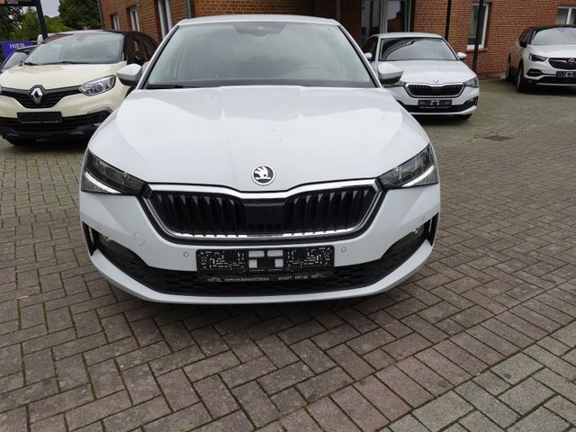 Skoda Scala Ambition 1 hand