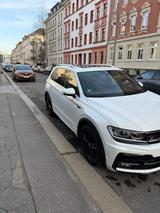 Volkswagen Tiguan 2.0 TSI 132kW DSG 4MOTION Highline Hi... - VW Tiguan Gebrauchtwagen in Leipzig