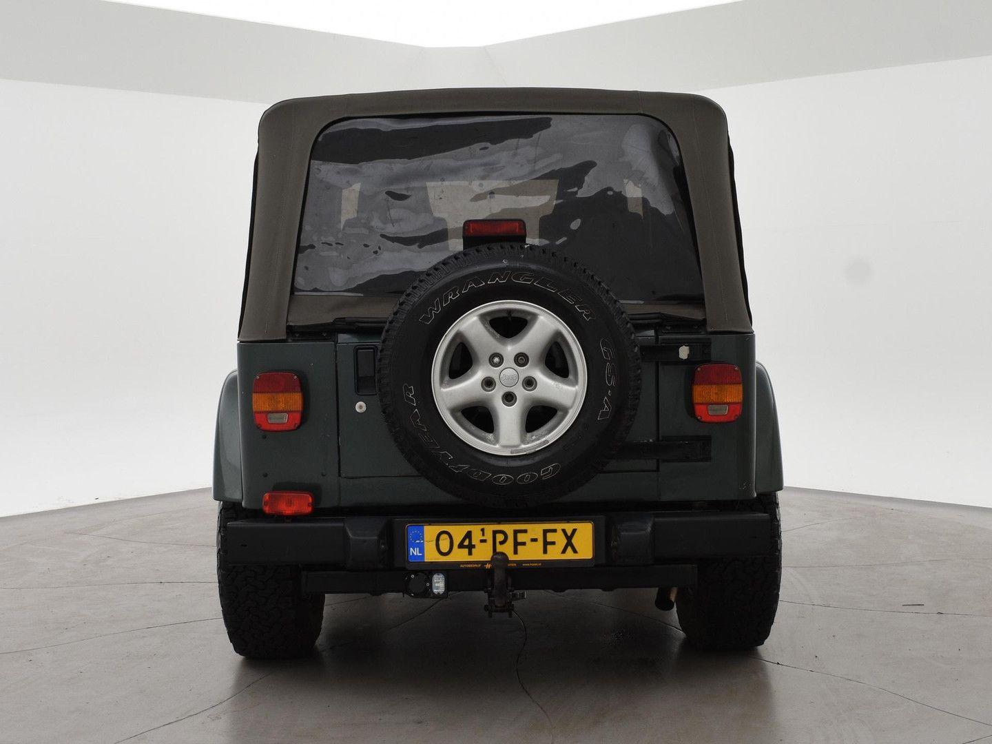 Jeep Wrangler Sahara 4.0i | 177 ch | BVM | Capote souple | Attelage | Pneus BFGoodrich All-Terrain | Bluetooth/DAB