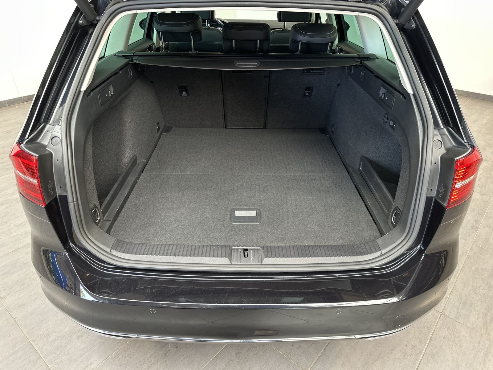 Fahrzeugabbildung Volkswagen Passat Variant HL NAV+LED+AHK+KAM+PANO+19ZO+AID