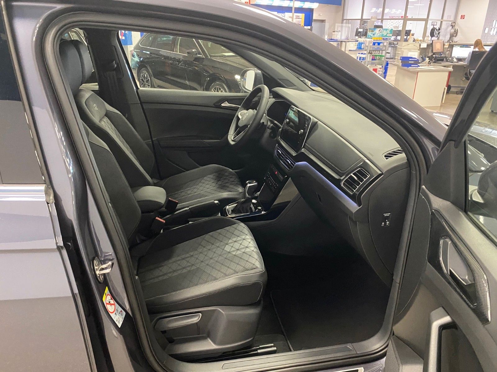 Fahrzeugabbildung Volkswagen T-Cross 1.5 TSI DSG R-Line+AHK+ACC+Garantie 2029