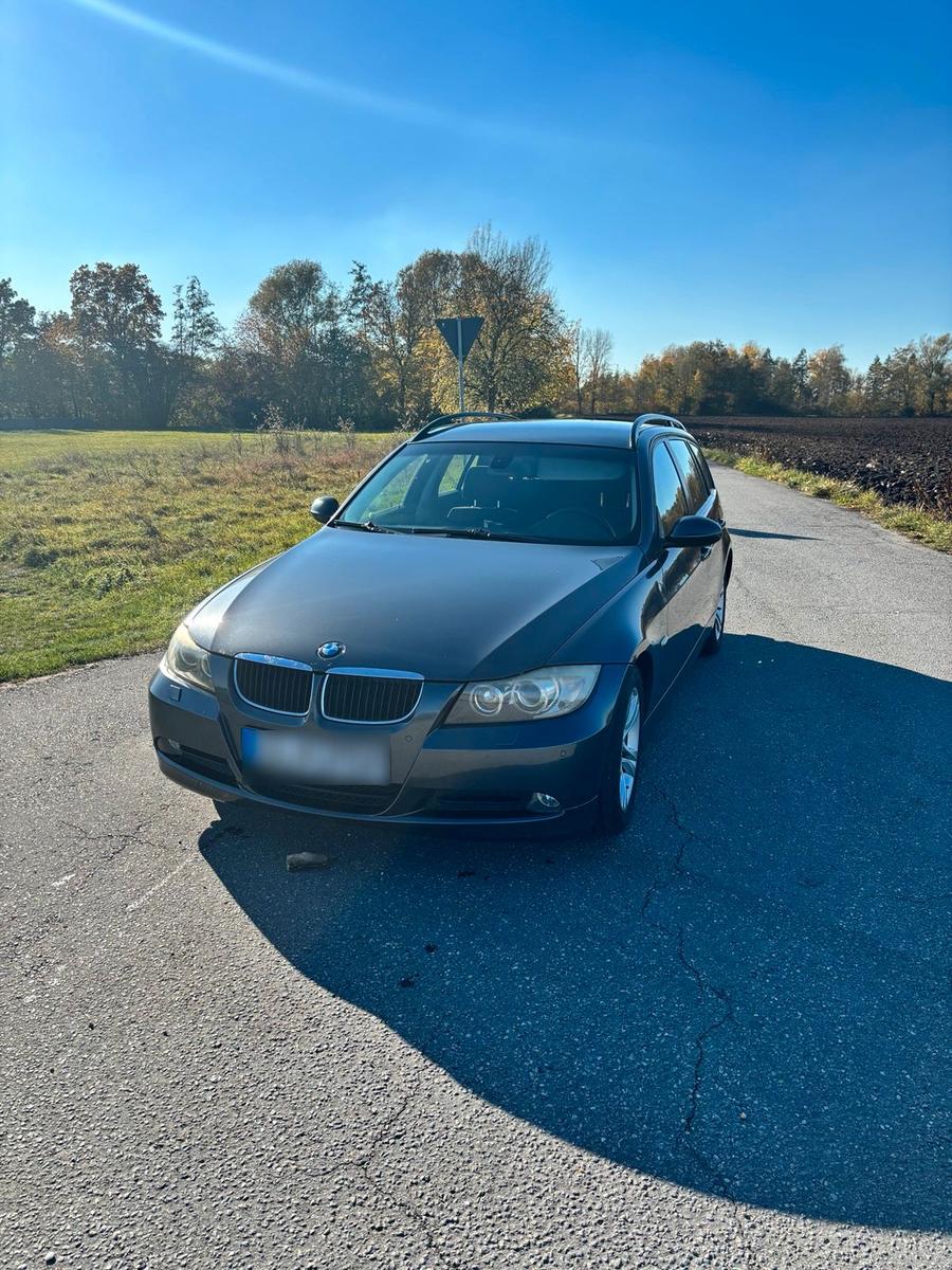 BMW 320 2008 — вигляд ззаду